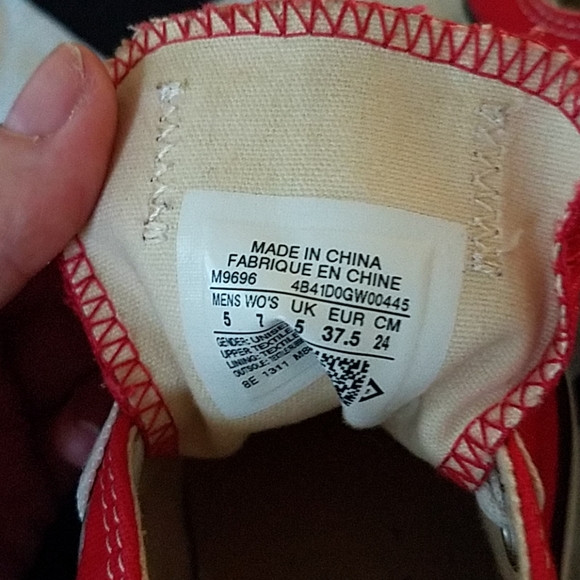 Red converse - Picture 2 of 3
